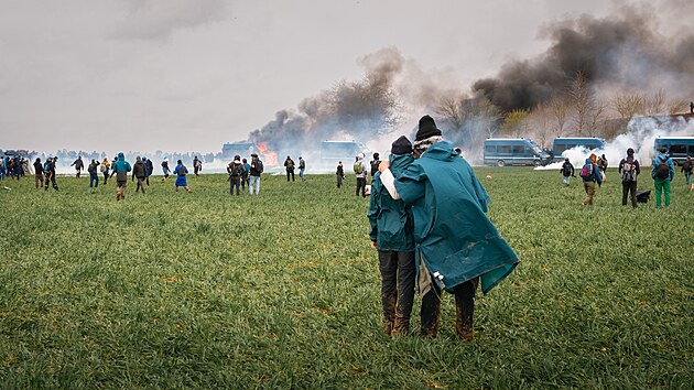 Ekologičtí aktivisté demonstrují proti vodním "megazásobníkům" v Deux-Sèvres. Došlo na násilné střety s policií. (25. března 2023)