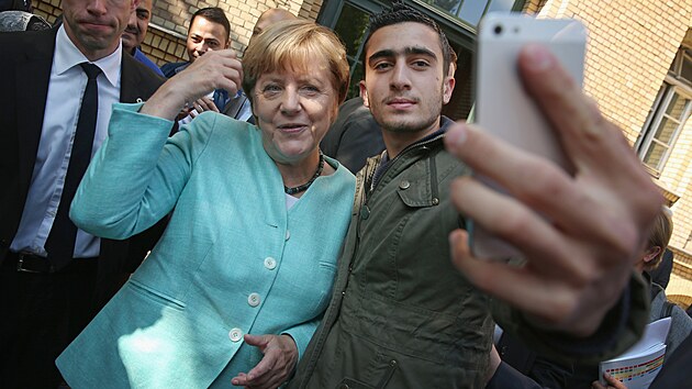 Nmeck kanclka Angela Merkelov pzuje se syrskm uprchlkem Anasem Modamanim pot, co navtvila azylov dm AWO Refugium Askanierring pro migranty a uprchlky v Berln. (10. z 2015)