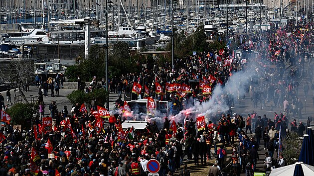 Francouzi v desáté generální stávce protestují proti nedávno přijaté reformě důchodů. Vláda varuje před násilím v ulicích. (28. března 2023)