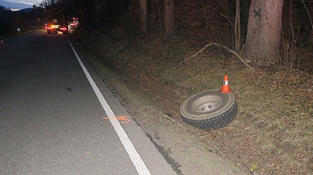 N�kladn�mu vozu se na Jesenicku uvolnilo za j�zdy kolo a narazilo do protijedouc�ho osobn�ho auta.