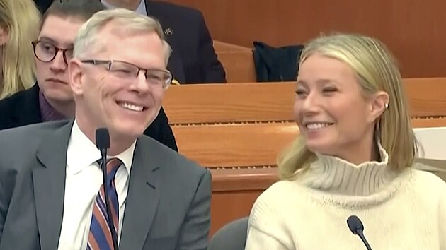 Gwyneth Paltrowová u soudu se svým advokátem Stevem Owensem (Park City, Utah, 21. března 2023)
