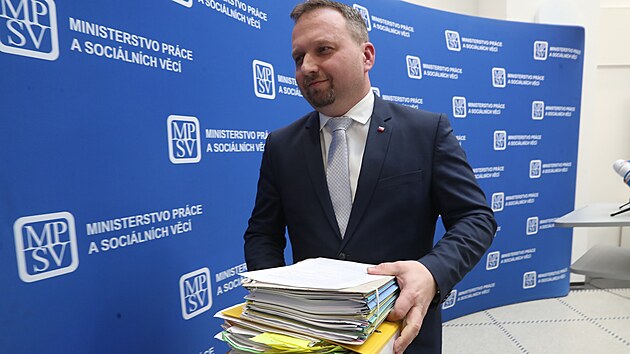 Marian Jurečka se vyjádřil k situaci kolem odvolání šéfa Úřadu práce ČR Viktora Najmona. (23. března 2023)