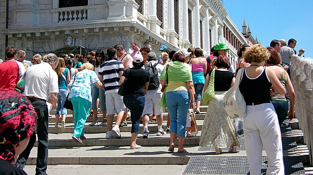 Návaly turist v historickém centru msta. (21. záí 2010)