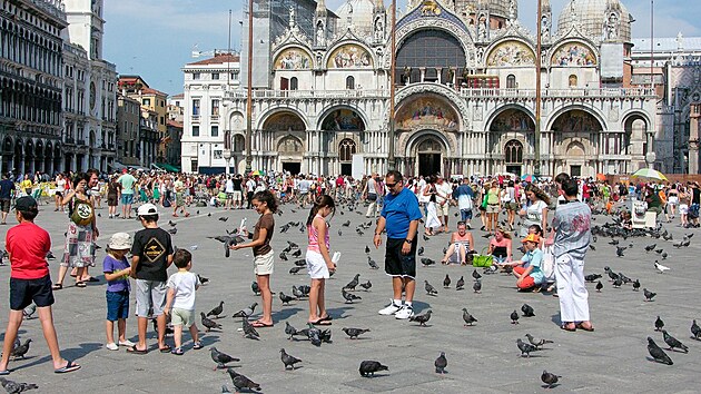 N�valy turist� v historick�m centru m�sta. (21. z��� 2010)