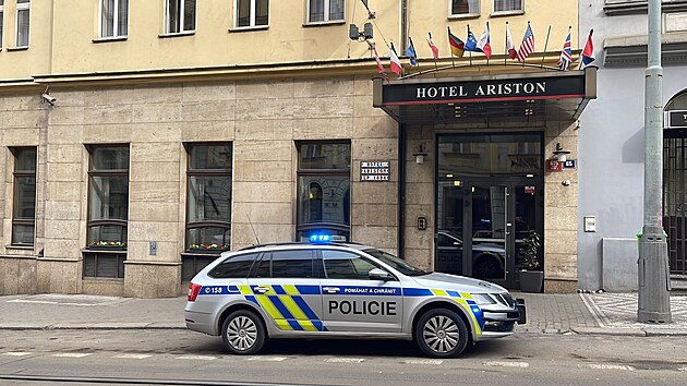 Policie a záchranka zasahovaly u konfliktu v hotelu Ariston na Žižkově. (24. března 2023)