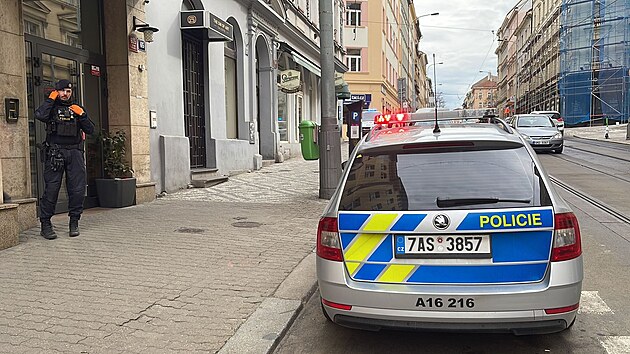 Policie a záchranka zasahovaly u konfliktu v hotelu Ariston na Žižkově. (24. března 2023)