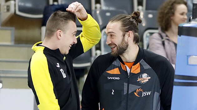 Volejbalov reprezentanti Luk Vaina (vlevo) a Jan Hadrava si ped utknm polsk ligy staili povykldat.