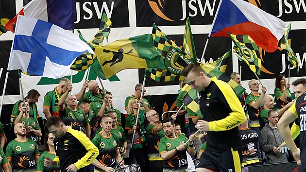 Na zpasech polsk volejbalov ligy je vborn atmosfra a mezi vlajkami pznivc Jastrzbie nechyb ani esk vlajka na poest Jana Hadravy.