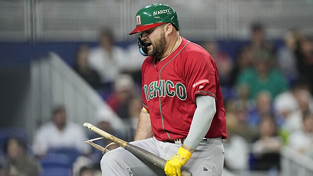 Mexick baseballista Rowdy Tellez zlomil vzteky plku.