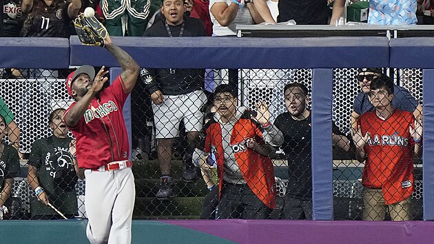 Mexick baseballista Randy Arozarena zachytil mek.