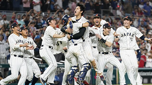 hei Ohtani (uprosted) slav s japonskmi spoluhri triumf v World Baseball Classic.