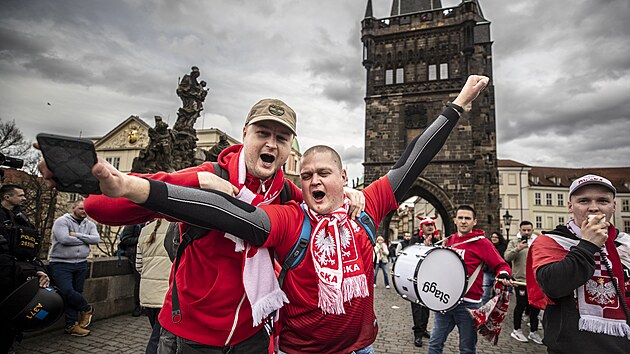 Sraz polských fotbalových fanoušků na Karlově mostě. (24. března 2023)