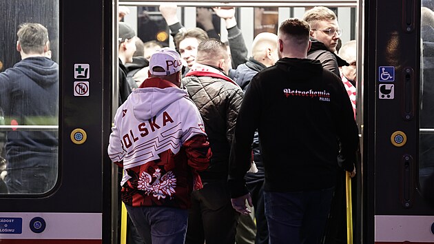 Polští fanoušci při cestě na stadion (24. března 2023)