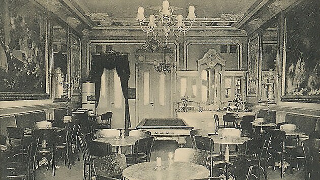 Kav�rna Herzog s�dlila na z�padn� stran� n�m�st� v Broumov� v nejvy���m dom� s kupol� a balkonem.