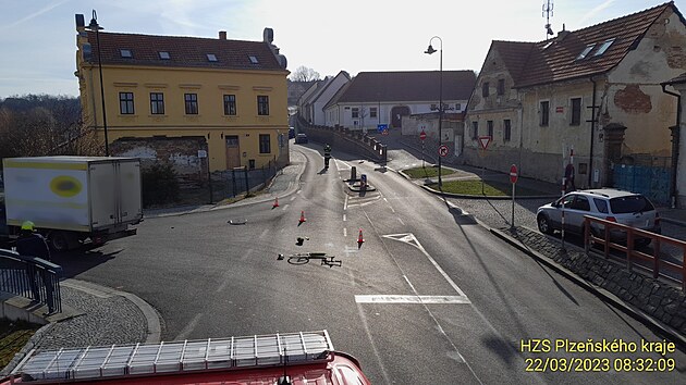 Muž na koloběžce při střetu s osobním autem v Plzni-Božkově utrpěl zranění. (22. 3. 2023)