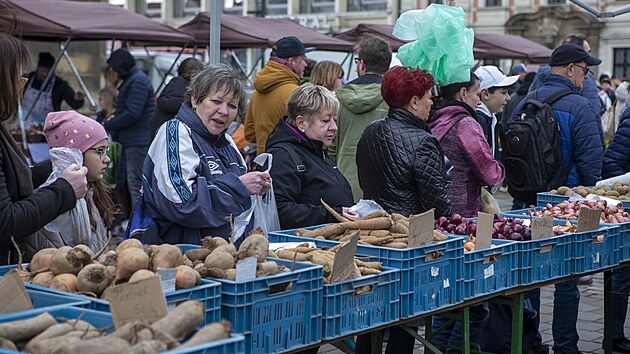 Prvn�  farm��sk� trhy v leto�n�m roce na n�m�st� Republiky v Plzni (25. 3. 2023)