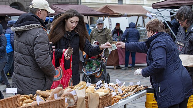 Prvn�  farm��sk� trhy v leto�n�m roce na n�m�st� Republiky v Plzni (25. 3. 2023)