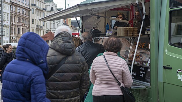 Prvn�  farm��sk� trhy v leto�n�m roce na n�m�st� Republiky v Plzni (25. 3. 2023)