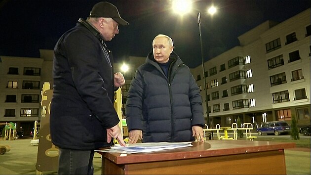 Putin navštívil Mariupol a prohlédl si opravené budovy