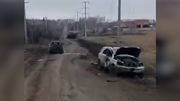 „Cestu života“ na Ukrajině lemují vraky zničených aut