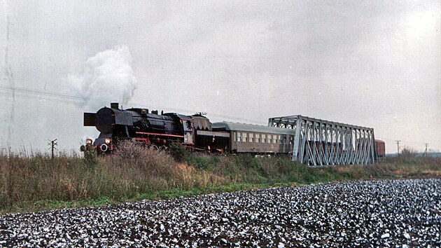 Parn lokomotiva Ty42-107 pejd ocelov most pes ku Psinu (90. lta 20....
