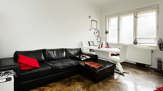 Obývací pokoj nabízí pohodlnou sedačku a malý jídelní či pracovní stůl. 