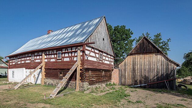 Nejdve se v letech 2013 a 2016 renovovala stodola s kolnou a v roce 2018 zapoala obnova hlavn obytn budovy a okol.