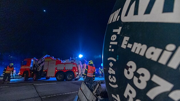 Na silnici I/11 na Frdecko-Mstecku sjel ze silnice kamion pln okoldy. Na tom, aby se i se svm ptadvacetitunovm nkladem nepevrtil na rodinn dm, nkolik hodin pracovalo pt jednotek hasi s tkou vyproovac technikou.