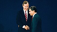 Prezidentská debata v roce 1988. Republikán George H. W. Bush vítá demokrata...