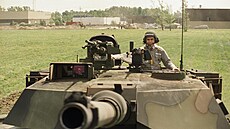 Detroit. Demokratický kandidát na prezidenta Michael Dukakis v tanku M1A1...