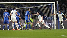 Fotbalisté Anglie se radují z gólu na hiti Itálie.