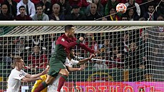 Portugalský kapitán Cristiano Ronaldo hlavikuje v utkání proti Lichtentejnsku.