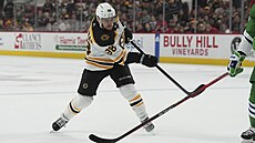 David Pastrňák z Bostonu střílí v utkání proti Carolině.