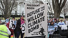 Klimatičtí aktivisté se na Lafayettově náměstí před Bílým domem ve Washingtonu...