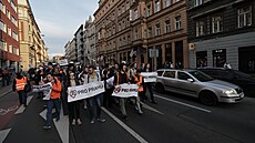 Pochod za omezení nejvyí povolené rychlosti v Praze na 30 km/h. (22. bezna...