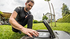 U robotické seka�ky je nutné zkontrolovat její nastavení a p�ípadn�...