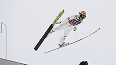 Raku�an Stefan Kraft b�hem závodu skokanských dru�stev v Lahti.