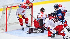 Liberečtí hokejisté překonávají hradeckého brankáře Matěje Machovského.