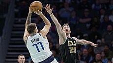 Gordon Hayward z Charlotte Hornets brání Luku Donie z Dallasu Mavericks.