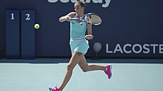 Karolína Plíšková hraje forhend ve třetím kole turnaje v Miami.
