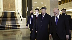 Ruský premiér Michail Mi�ustin (vpravo) a �ínský prezident Si �in-pching po...