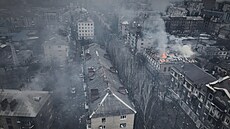 Kouř stoupá z hořících budov na leteckém pohledu nad Bachmutem, místem těžkých... | na serveru Lidovky.cz | aktuální zprávy
