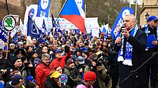 Josef Stedula mluví k odborám svazu KOVO na demonstraci ped Strakovou...