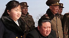 Severokorejský vdce Kim ong-un a jeho dcera sledují cviné odpálení rakety....