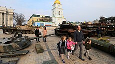 Muž s dětmi prochází kolem pouliční výstavy zničených ruských vojenských... | na serveru Lidovky.cz | aktuální zprávy