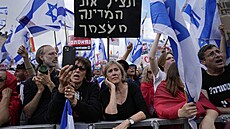 Před sídlem izraelského parlamentu v Jeruzalémě proti soudní reformě protestují...