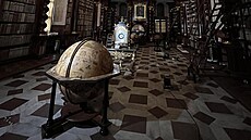 Knihovna je vyzdobena freskami na téma v�da a um�ní.