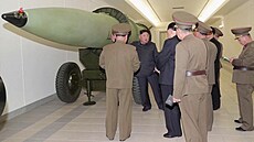 Severokorejský vůdce Kim Čong-un si prohlédl nové jaderné hlavice. (28. března...