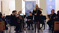 Autorka textu Kristýna Da�ková (stojící blondýnka) na koncert�