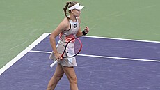 Kazaská tenistka Jelena Rybakinová se hecuje ve finále turnaje v Indian Wells.